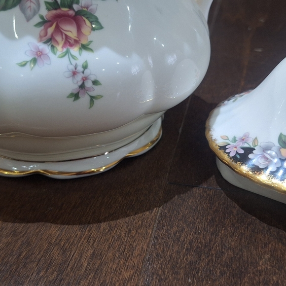 Royal albert concerto teapot have a chip otherwise in great condition - Picture 8 of 8